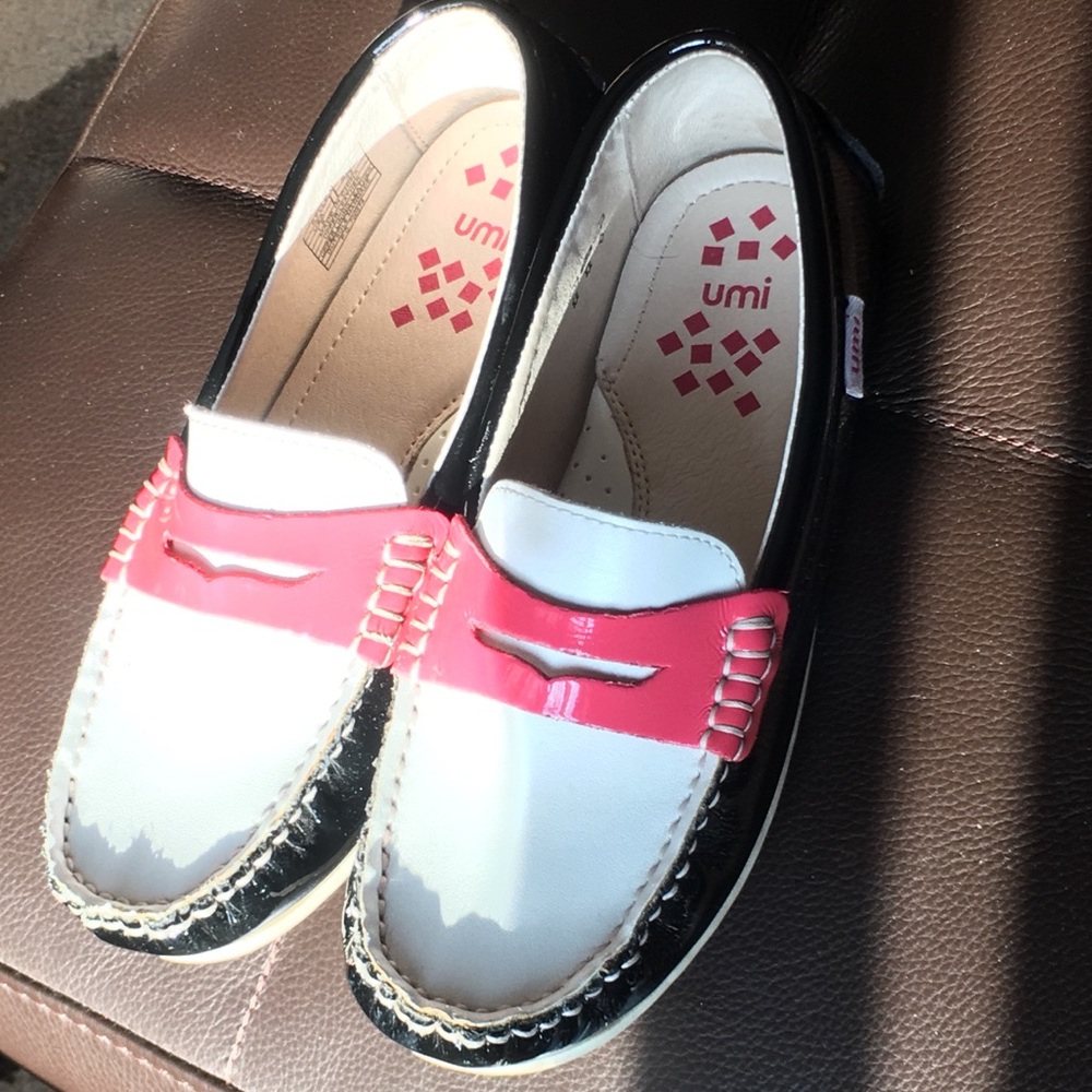 *SOLD**Umi Girls Patent LEATHER Loafers sz 1.5